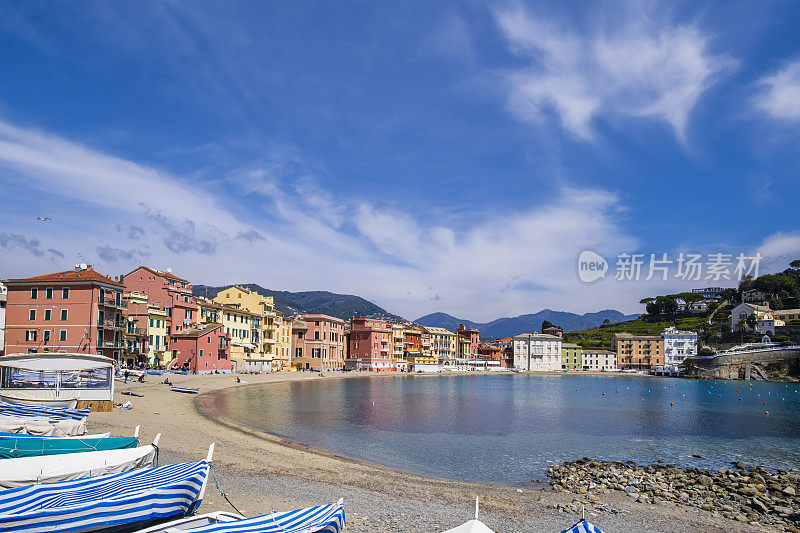 位于Sestri Levante的Baia del Silenzio(沉默湾)，周围是特色的彩色建筑——意大利利古里亚